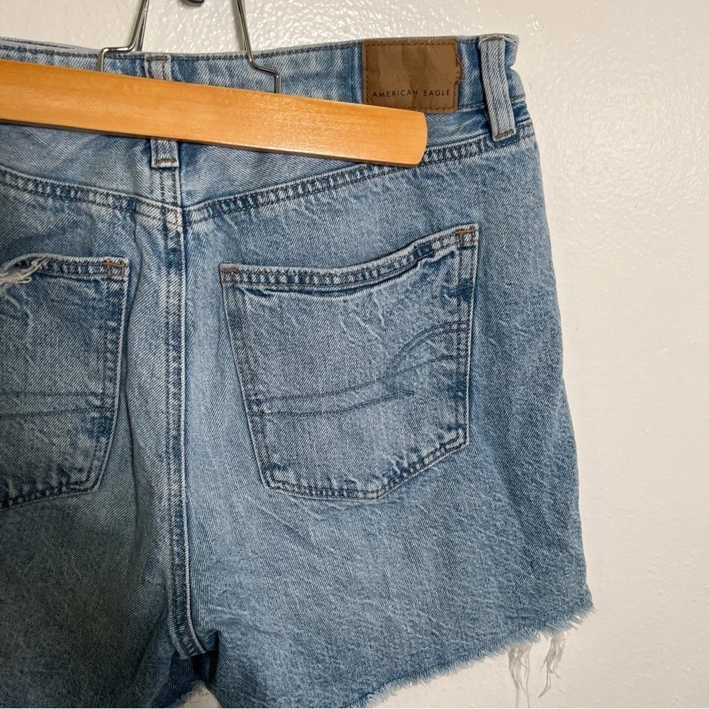 American Eagle Womens Size 2 Denim Baggy Mom Short Light Wash Distressed Cut Off
